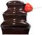 Fontana di cioccolato con cioccolato fluente, in cui viene immersa una fragola infilzata su uno stecchino.