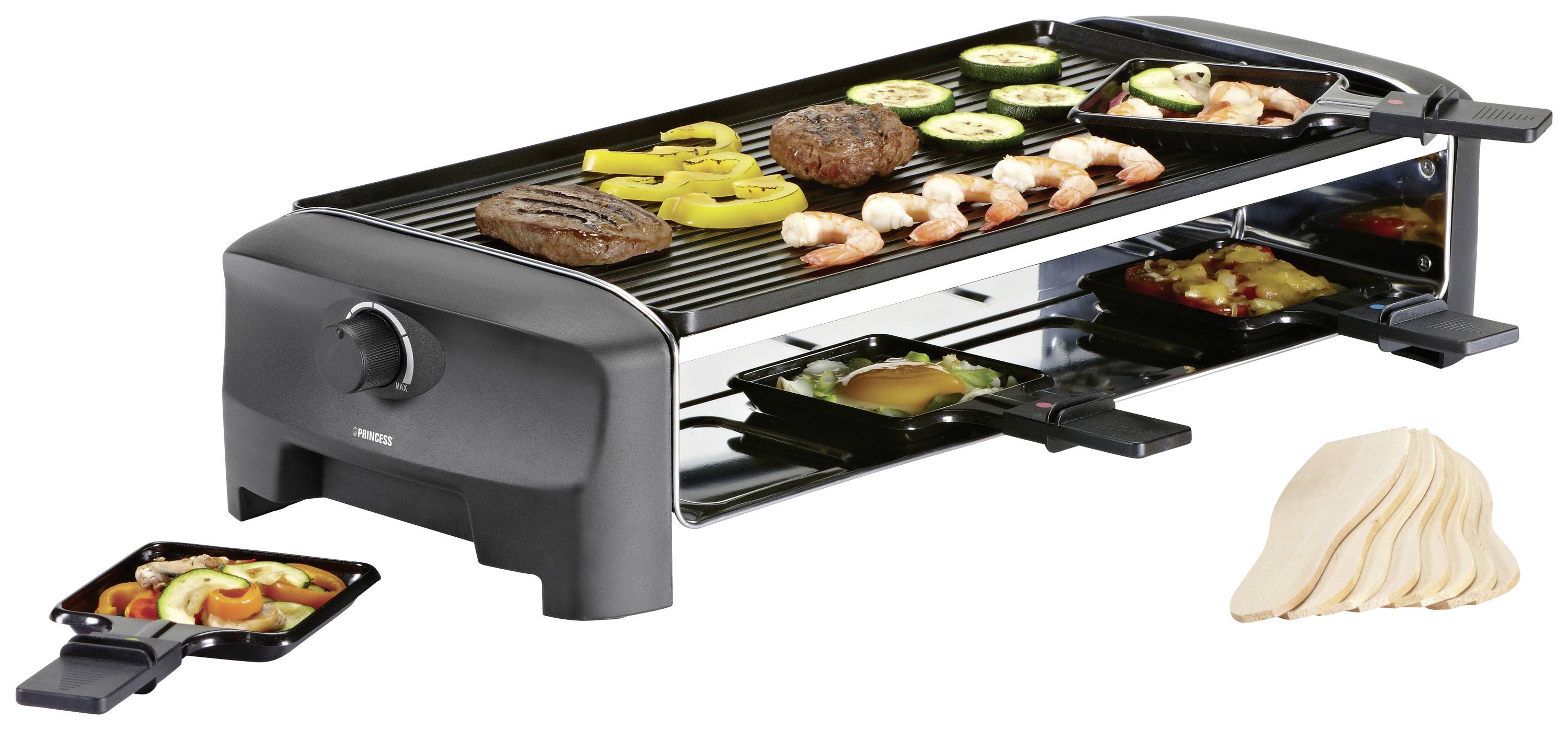Griglia elettrica da tavolo con funzione raclette. Carne, verdure e gamberi grigliati sopra; tre padellini per raclette con formaggio fuso sotto. A destra: pila di pancake.