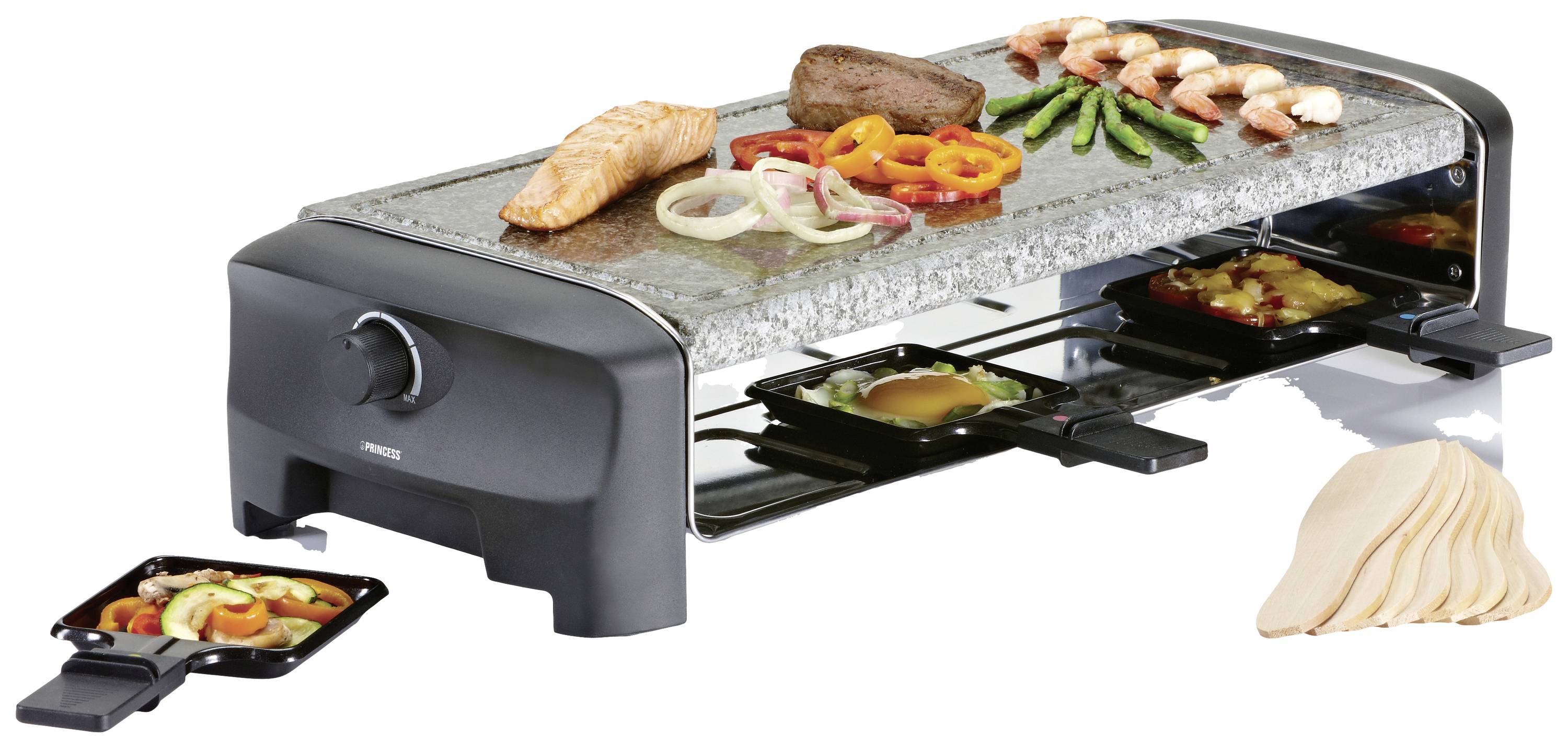 Un grill per raclette con cibi sopra, inclusi carne, verdure e gamberi. Sotto ci sono padelle con formaggio e contorni.