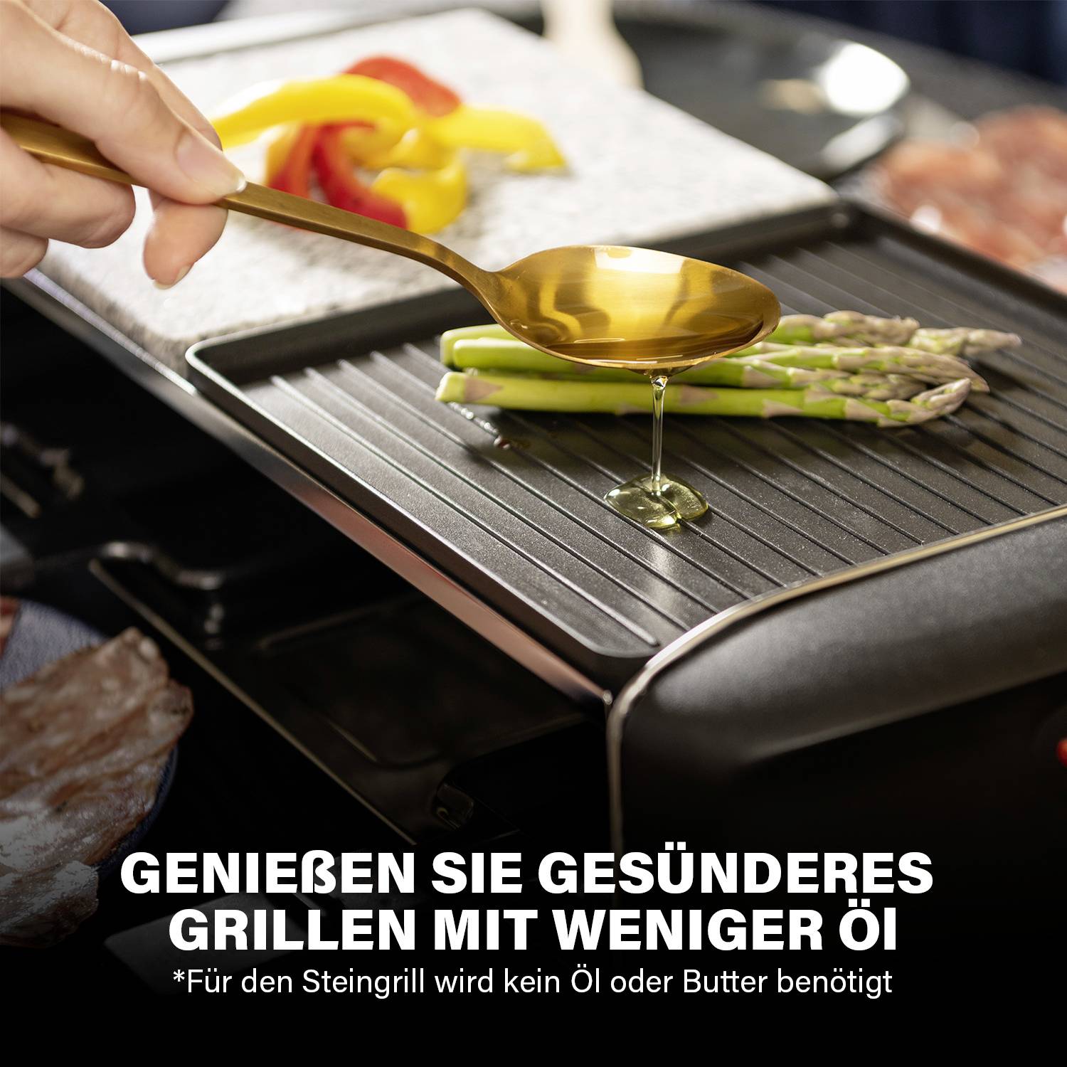 Persona versa olio su una griglia calda con asparagi e peperone. Testo sotto: 'Godetevi un olio più salutare.' Nota: 'Per la griglia in pietra non è necessario utilizzare olio o burro.'