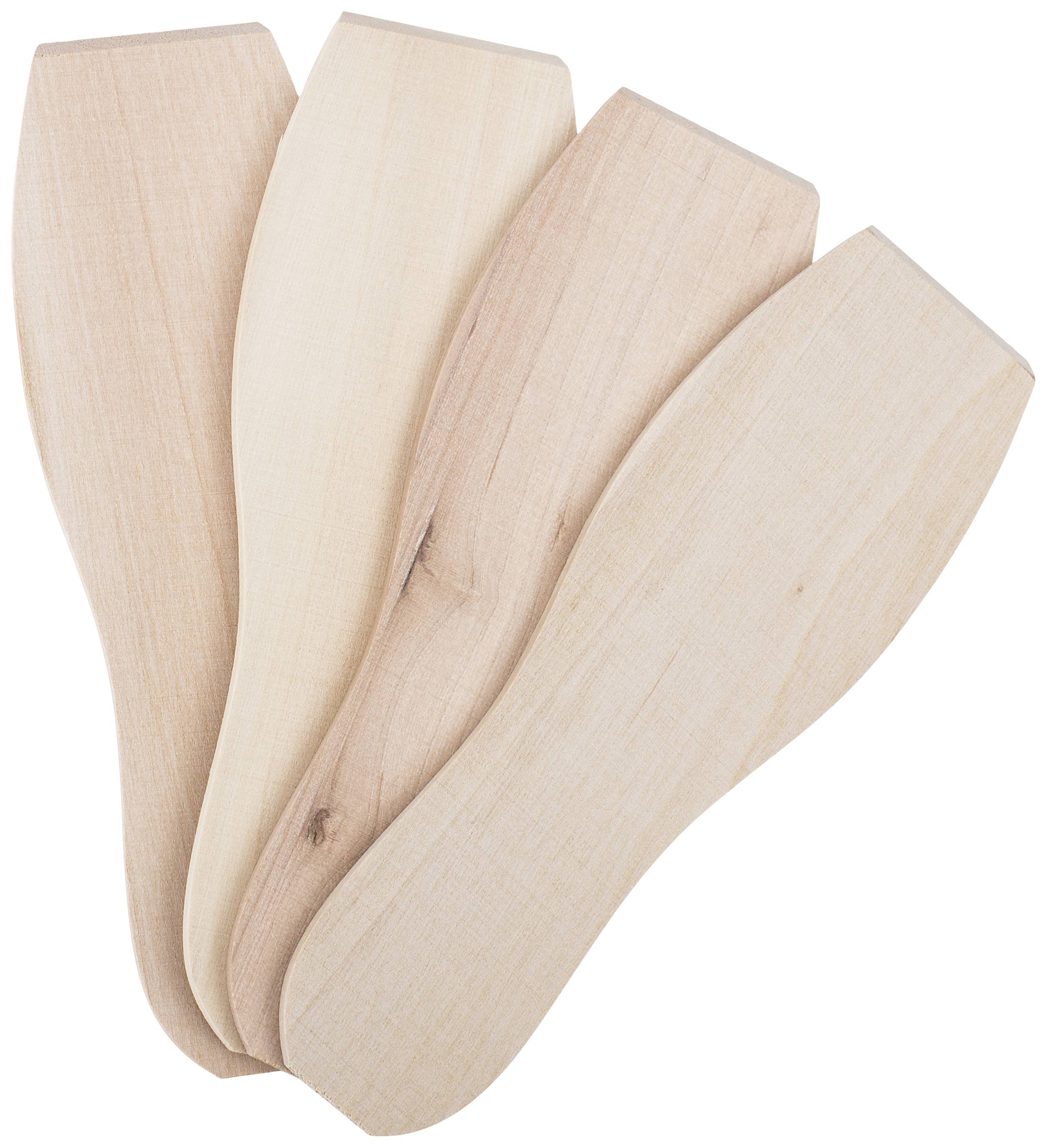 Quattro sagome di scarpe in legno con finitura naturale, disposte a ventaglio. Sono piatte e allungate, adatte per le scarpe.