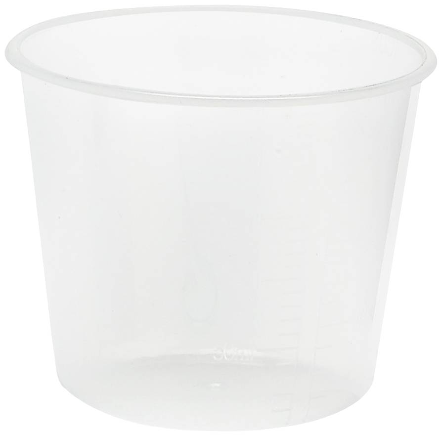 Bicchiere graduato trasparente in plastica su sfondo bianco, ideale per ingredienti liquidi in cucina.