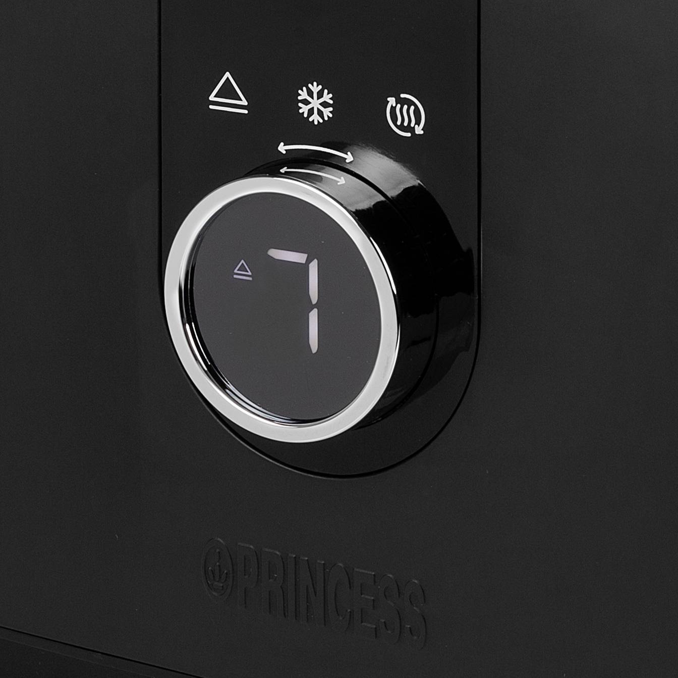 Pannello di controllo nero di una macchina con una manopola rotonda impostata sul livello 7. Simboli per riscaldamento, raffreddamento e ventilazione in alto.