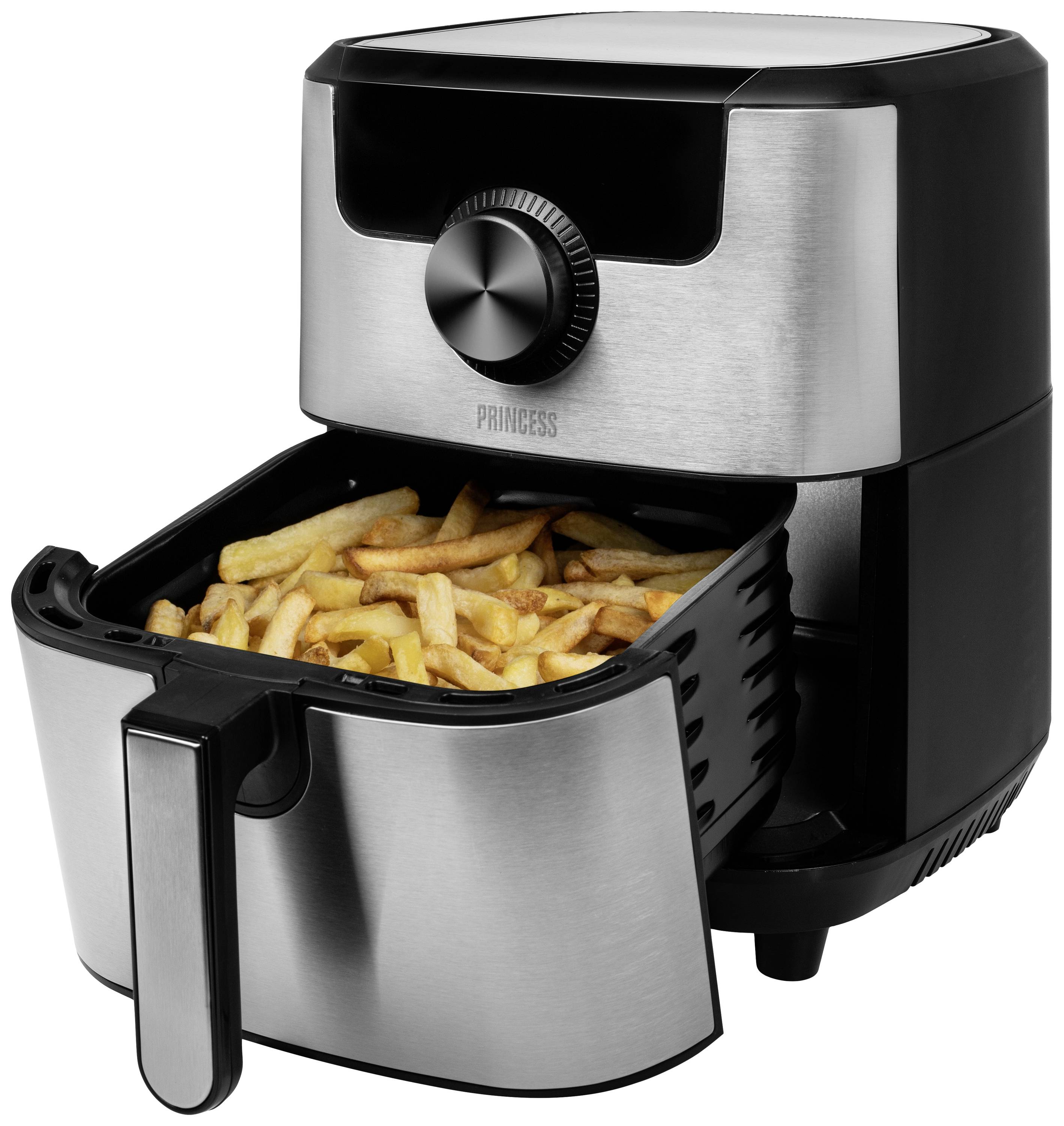 Una friggitrice ad aria calda con il cestello estratto, riempito di patatine fritte dorate. Si trova su una superficie piana.