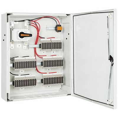 Quadro elettrico aperto con più file di fusibili e connessioni di cavi. A sinistra è presente un interruttore principale.