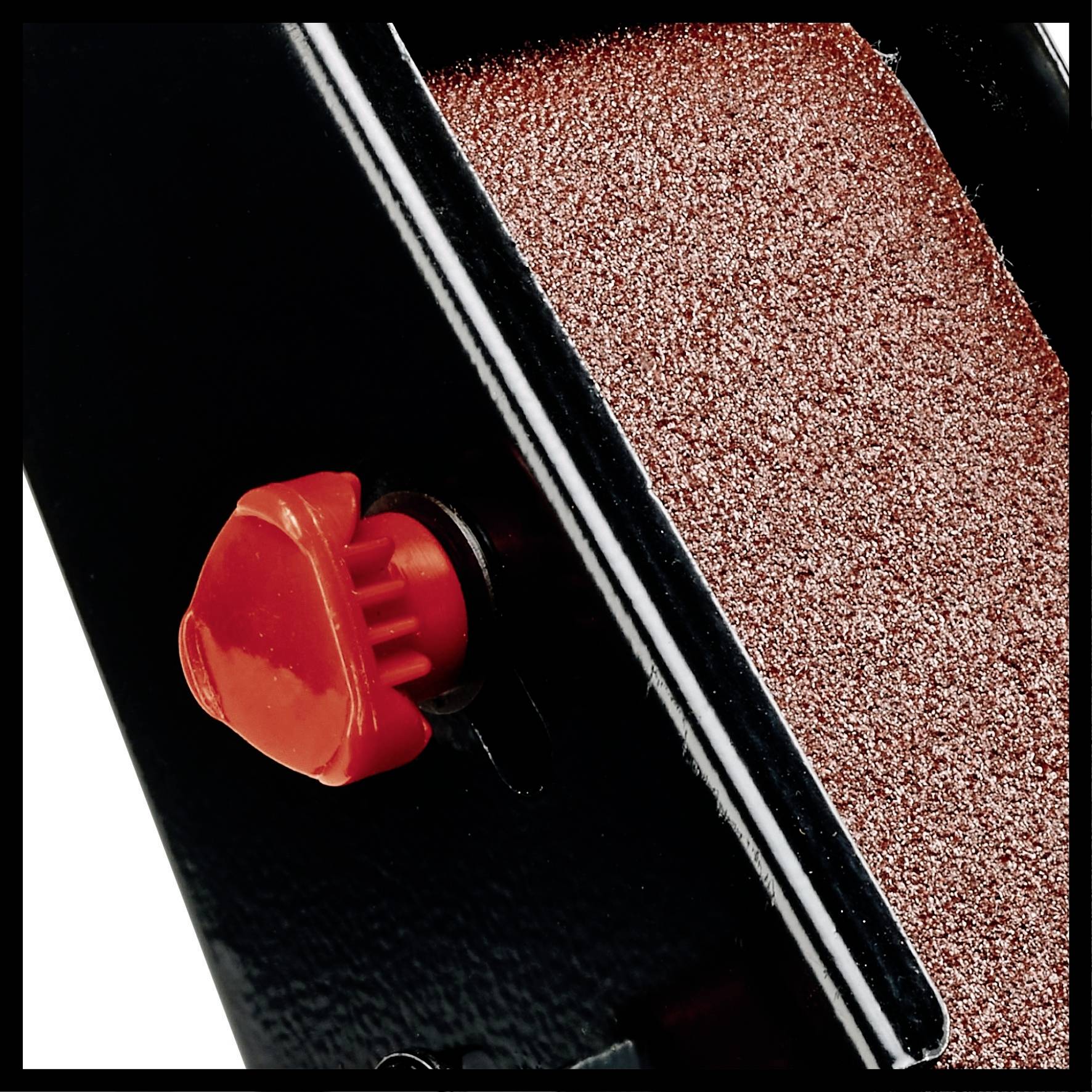 Primo piano di un astuccio per fard aperto con una texture di cipria rosata iridescente. Un coperchio rosso è visibile.