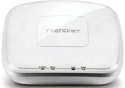 Un router bianco di TRENDnet con LED per 2,4 GHz, 5 GHz, LAN e PWR sul lato anteriore, che mostra lo stato di operatività.