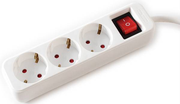 Value 19.99.1077 Multipresa con interruttore Bianco Schuko 1 pz.
