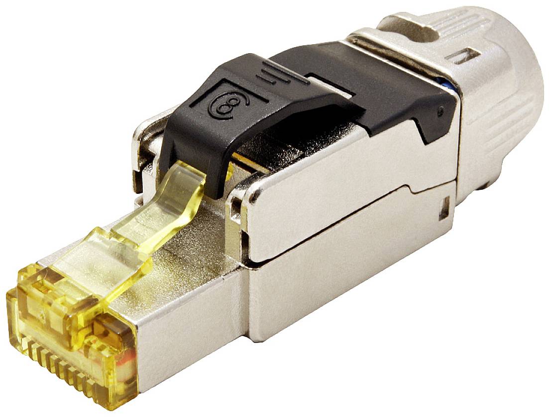 Un connettore RJ45 con involucro metallico e clip gialla, comunemente utilizzato per connessioni di cavi Ethernet nelle reti.
