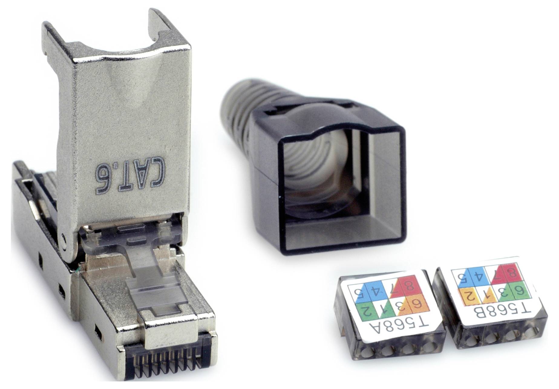 Un kit di connettori CAT6, composto da un connettore metallico, un involucro in plastica e due moduli di identificazione a colori con numeri e lettere.
