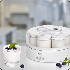 Preparatore elettrico per yogurt con quattro barattoli in primo piano. Un barattolo di yogurt con mirtilli è posizionato accanto come suggerimento di servizio.