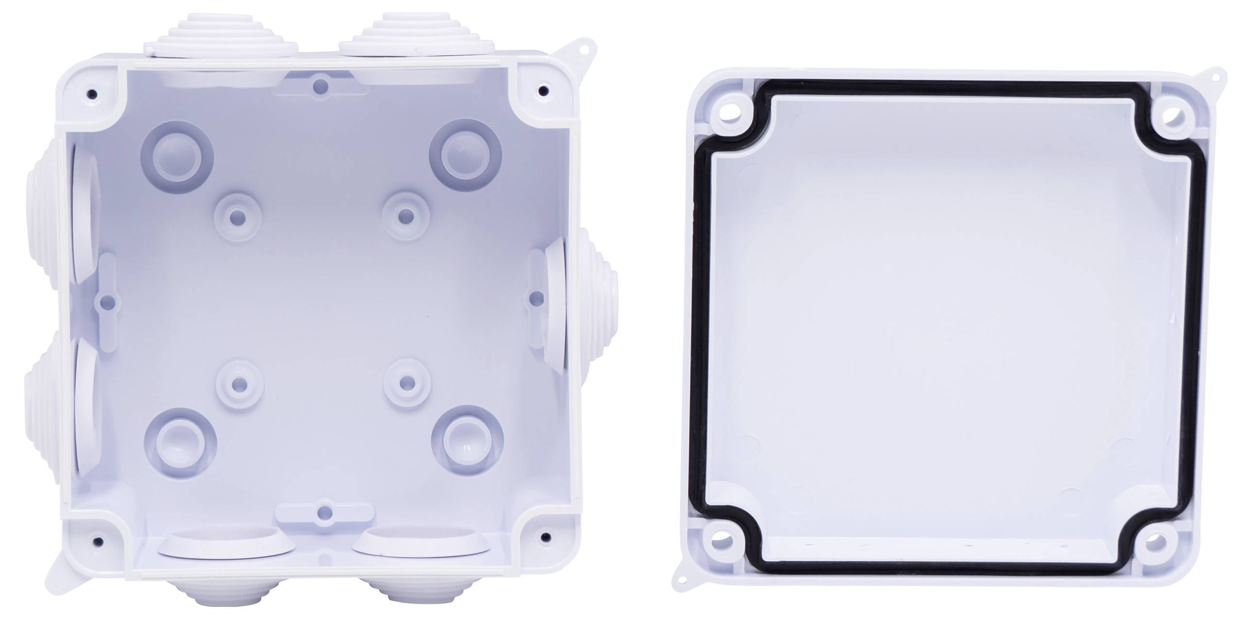 Una presa elettrica bianca in plastica, aperta con coperchio separato. Visibili fori per viti e passaggi per cavi.