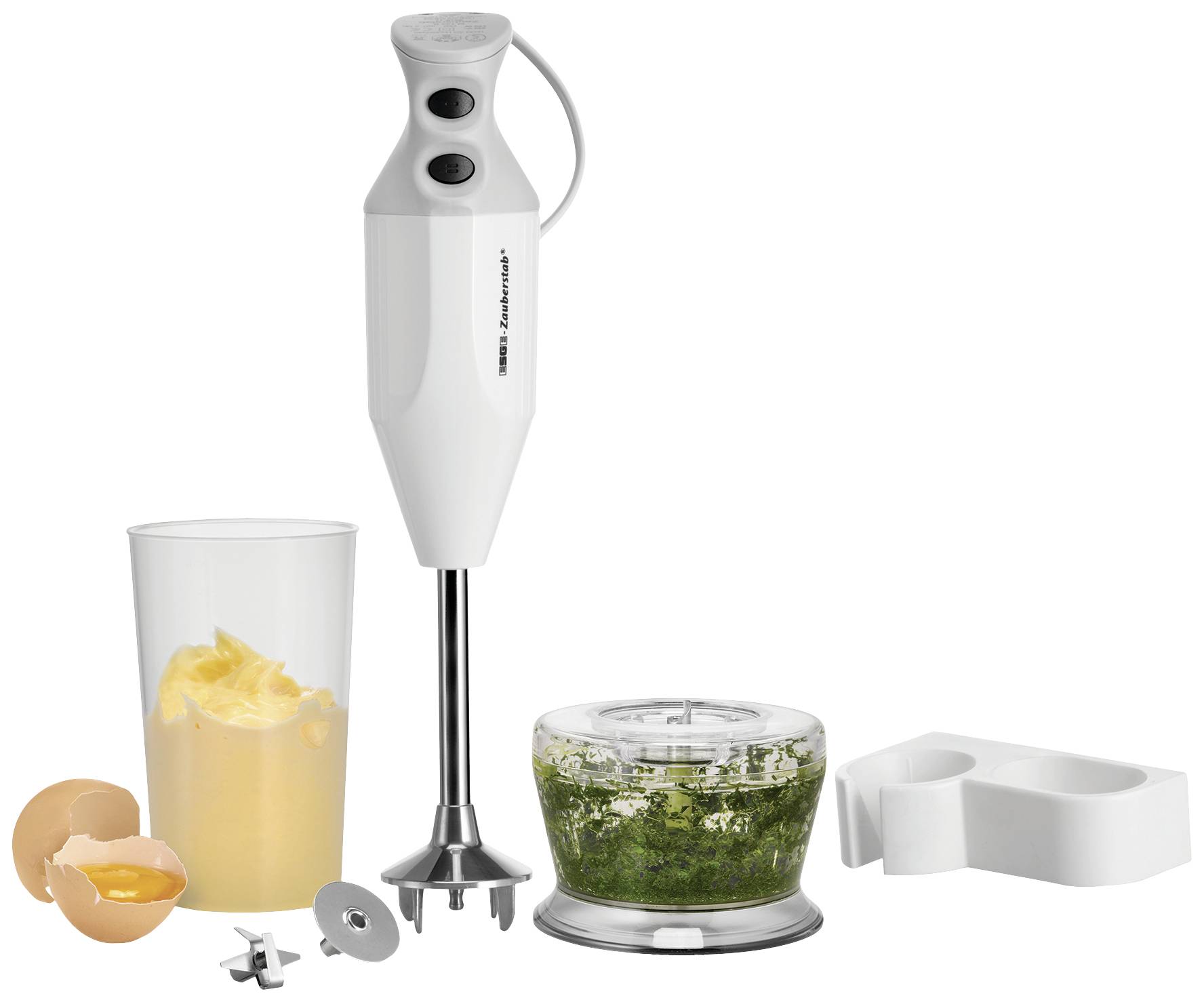 Un set di frullatore a immersione con frusta, uovo rotto, recipiente con liquido giallo, tritatutto con massa verde e accessori.