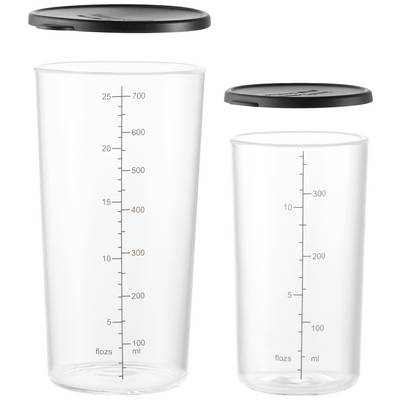 Due misurini trasparenti con scala graduata in millilitri e once liquide, quello di sinistra più grande (700 ml), quello di destra più piccolo (350 ml), con coperchi neri.