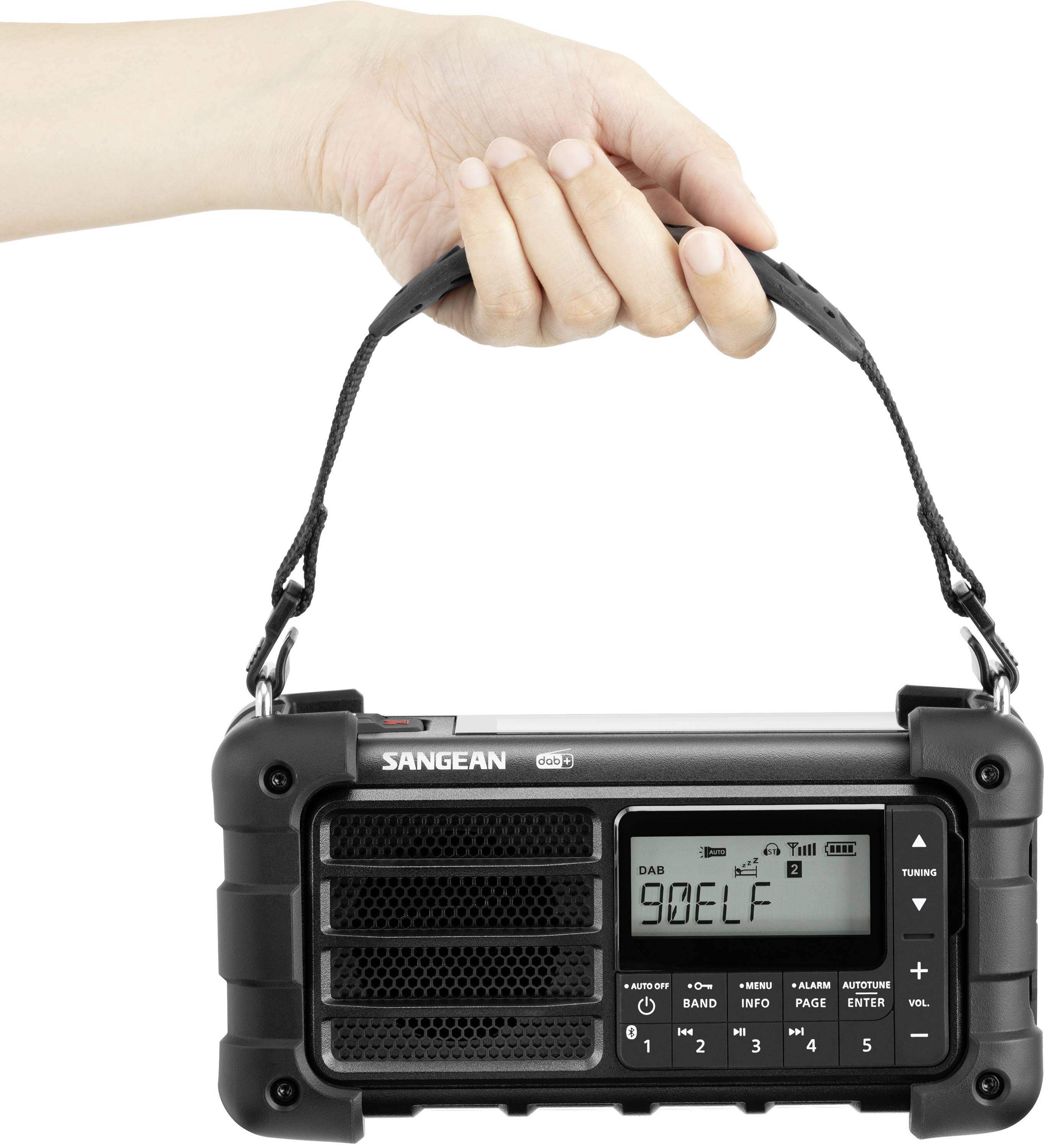 Una mano tiene una radio portatile con uno schermo che mostra '90 ELF'. La radio ha tasti per la banda, info, menu e altri comandi.