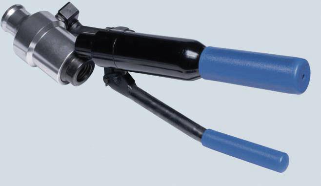 Pompa idraulica manuale con impugnatura blu e leva nera, utilizzata per generare pressione nei sistemi idraulici.