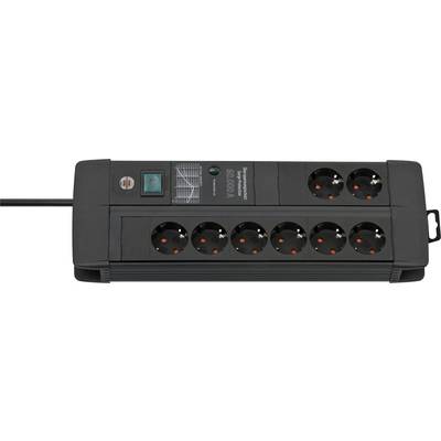 Ciabatta elettrica nera con multiple prese elettriche, un interruttore e un cavo collegato su sfondo bianco.