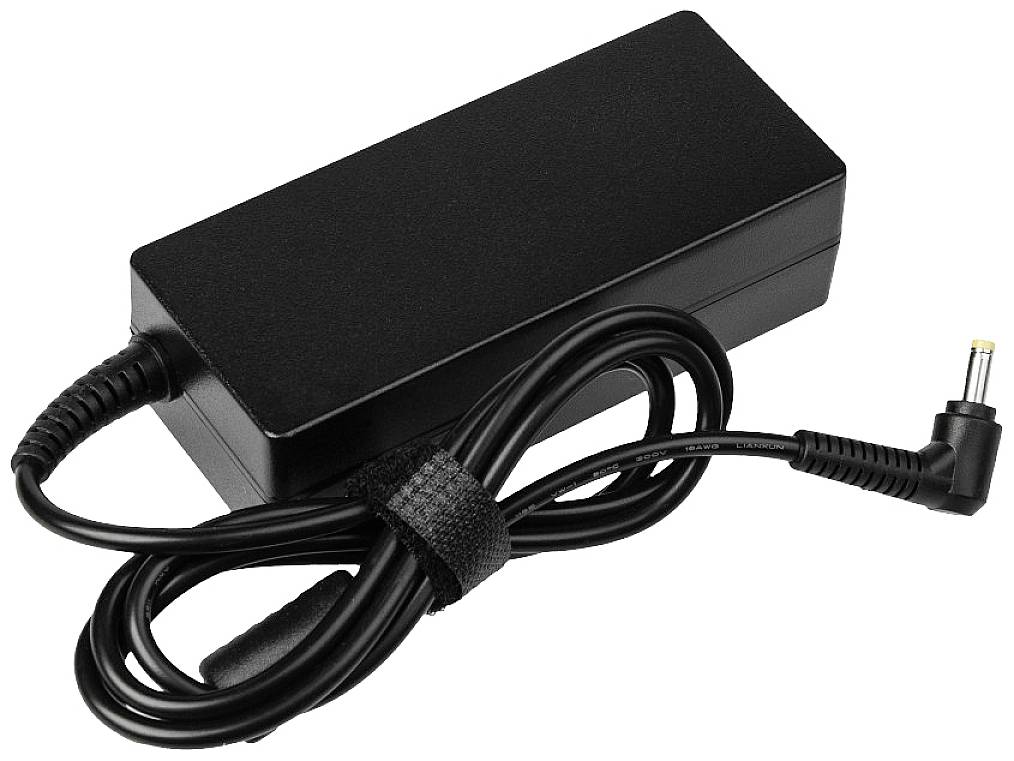 Alimentatore nero con cavo integrato che termina ad angolo retto, per dispositivi elettronici.