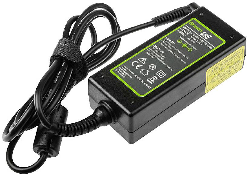 Alimentatore nero per dispositivi elettronici con cavo. Sull'etichetta sono riportate specifiche tecniche e avvertenze di sicurezza.