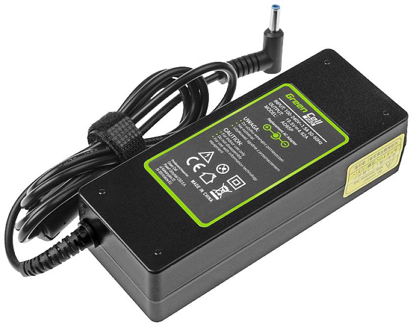 Caricabatterie nero per laptop con cavo collegato. L'adesivo del prodotto mostra specifiche tecniche e dettagli con accenti di colore verde.