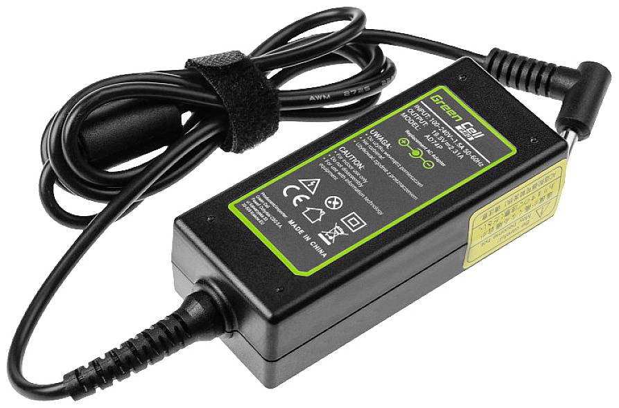 Dispositivo di alimentazione con cavo di rete, etichetta verde con dettagli tecnici, come tensione di ingresso e simboli di sicurezza, per dispositivi elettronici.