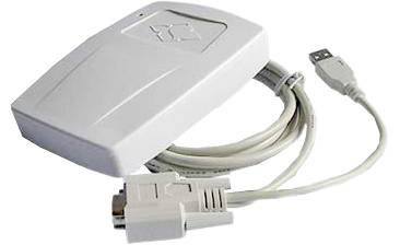 Adattatore esterno USB-RS232 con involucro e cavo bianchi. Un'estremità ha un connettore USB, l'altra un'interfaccia seriale.