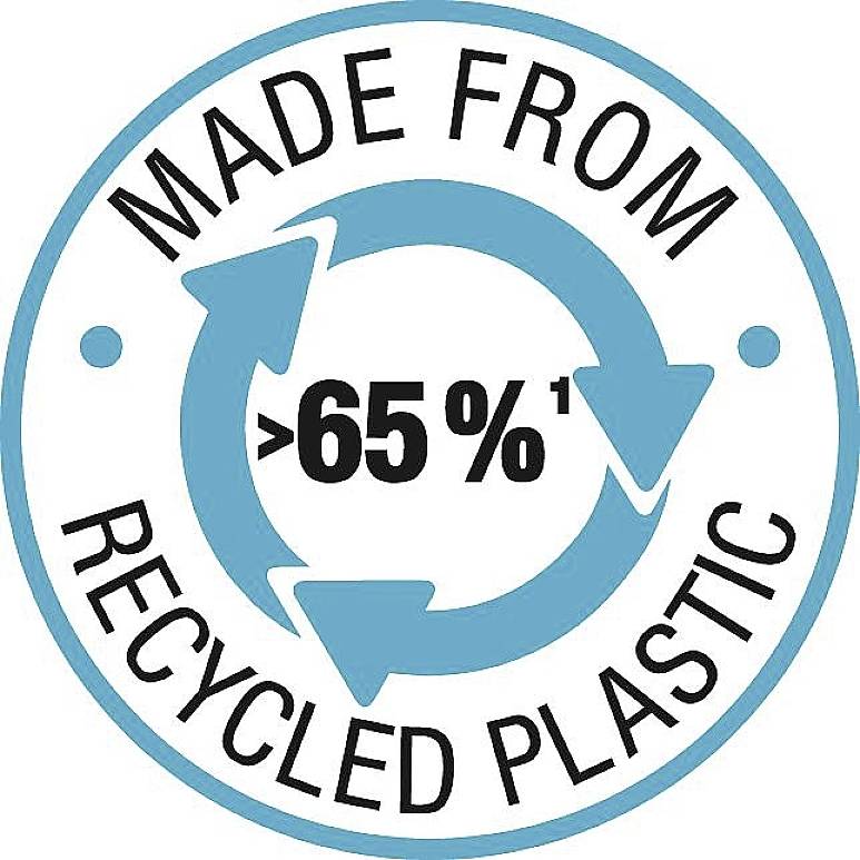 'Logo con simbolo blu del riciclaggio, testo: Prodotto con oltre il 65% di plastica riciclata.'