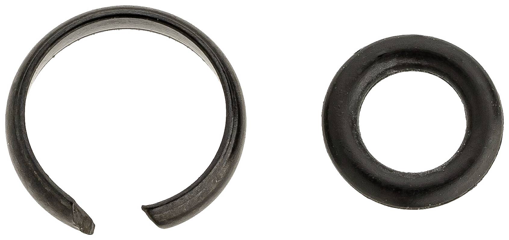 Un anello metallico aperto accanto a un anello metallico chiuso, che rappresenta la varietà di tipi di anelli.