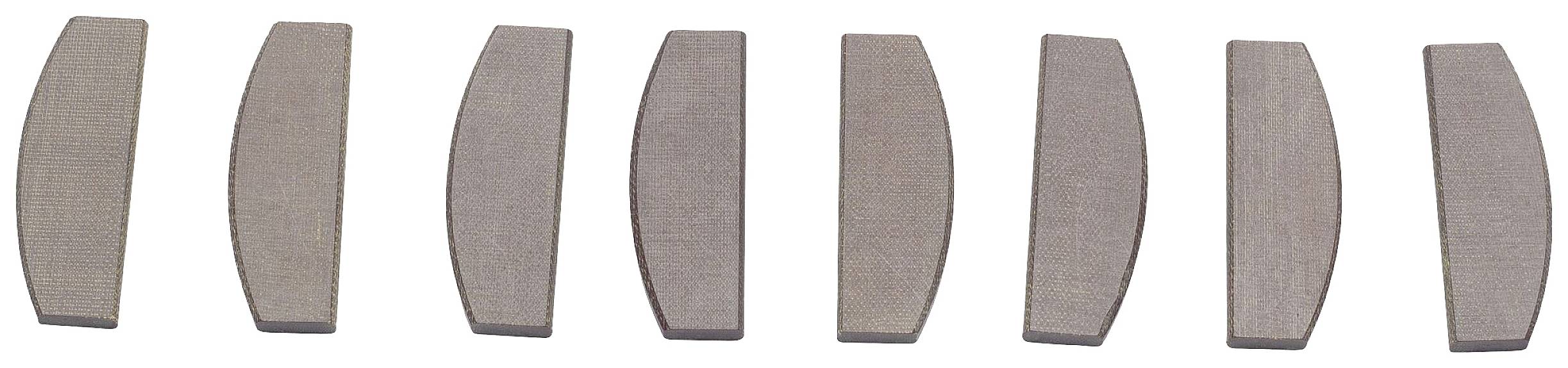 Dieci pezzi metallici identici a forma di semicerchio sono disposti verticalmente in fila uno accanto all'altro.