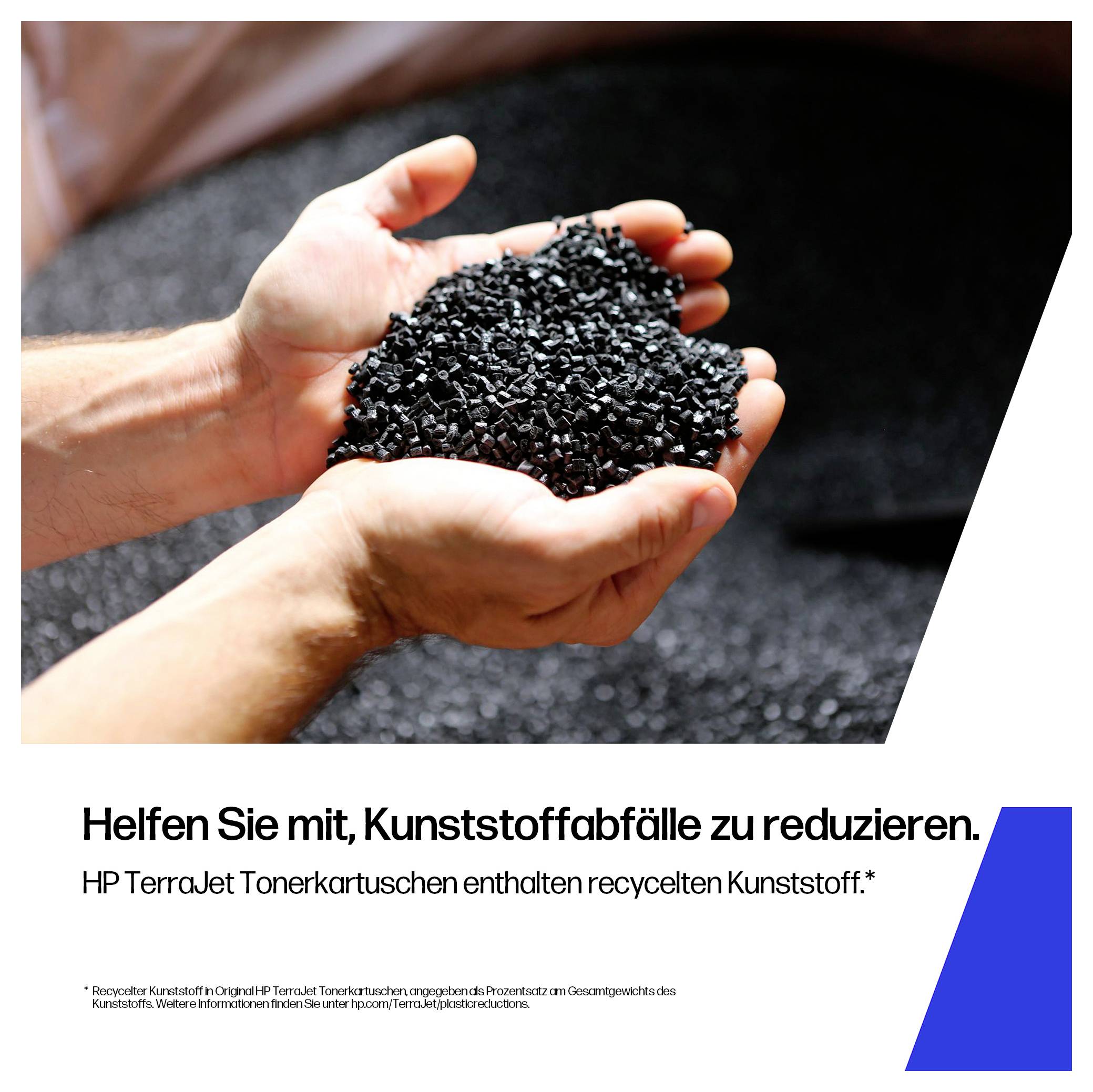 Le mani tengono pellet di plastica nera; l'annuncio pubblicitario tedesco recita "Aiutate a ridurre i rifiuti di plastica." promuovendo le cartucce HP TerraJet con plastica riciclata.
