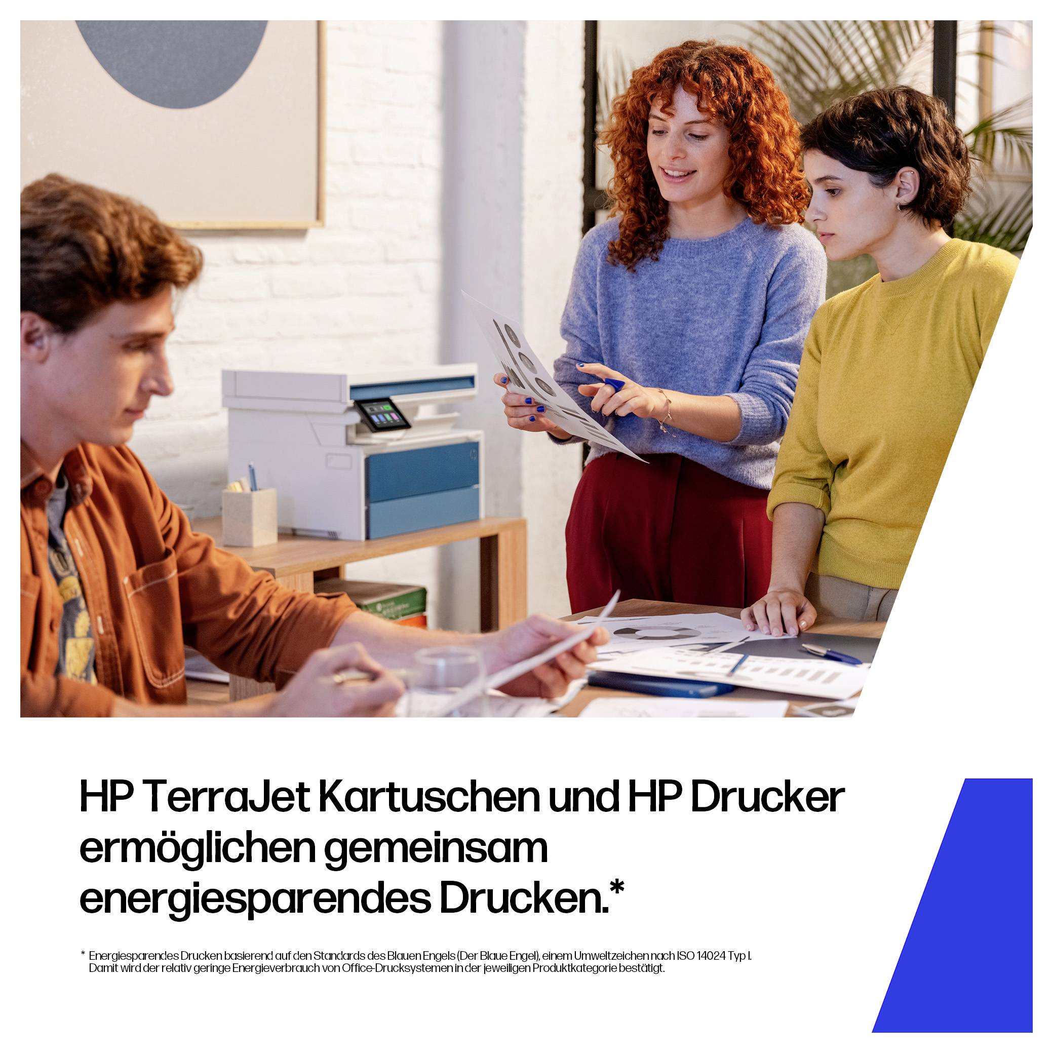 Tre colleghi esaminano fogli stampati accanto a una stampante in ufficio; l'annuncio tedesco dice che le cartucce HP TerraJet e le stampanti HP consentono la stampa a risparmio energetico.