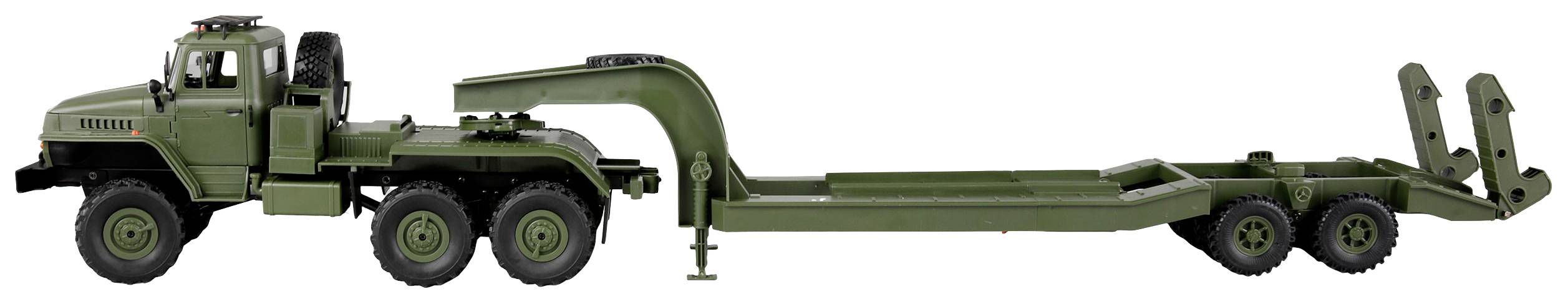 Un camion militare verde con sei ruote e un grande rimorchio per il trasporto di carri armati. Il rimorchio ha due assi.