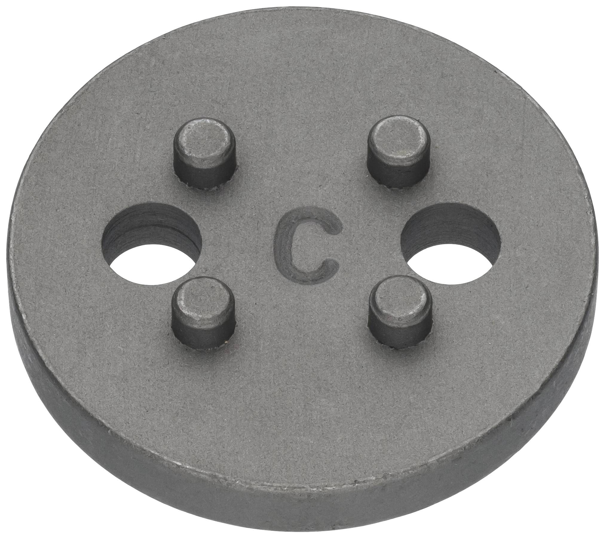 Disco metallico rotondo con 4 rilievi, 2 fori e un 'C' inciso al centro.