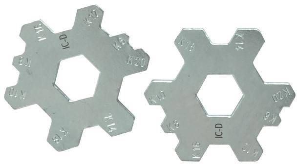 Due utensili multifunzione in argento con fori esagonali centrali che offrono diverse dimensioni di chiavi.