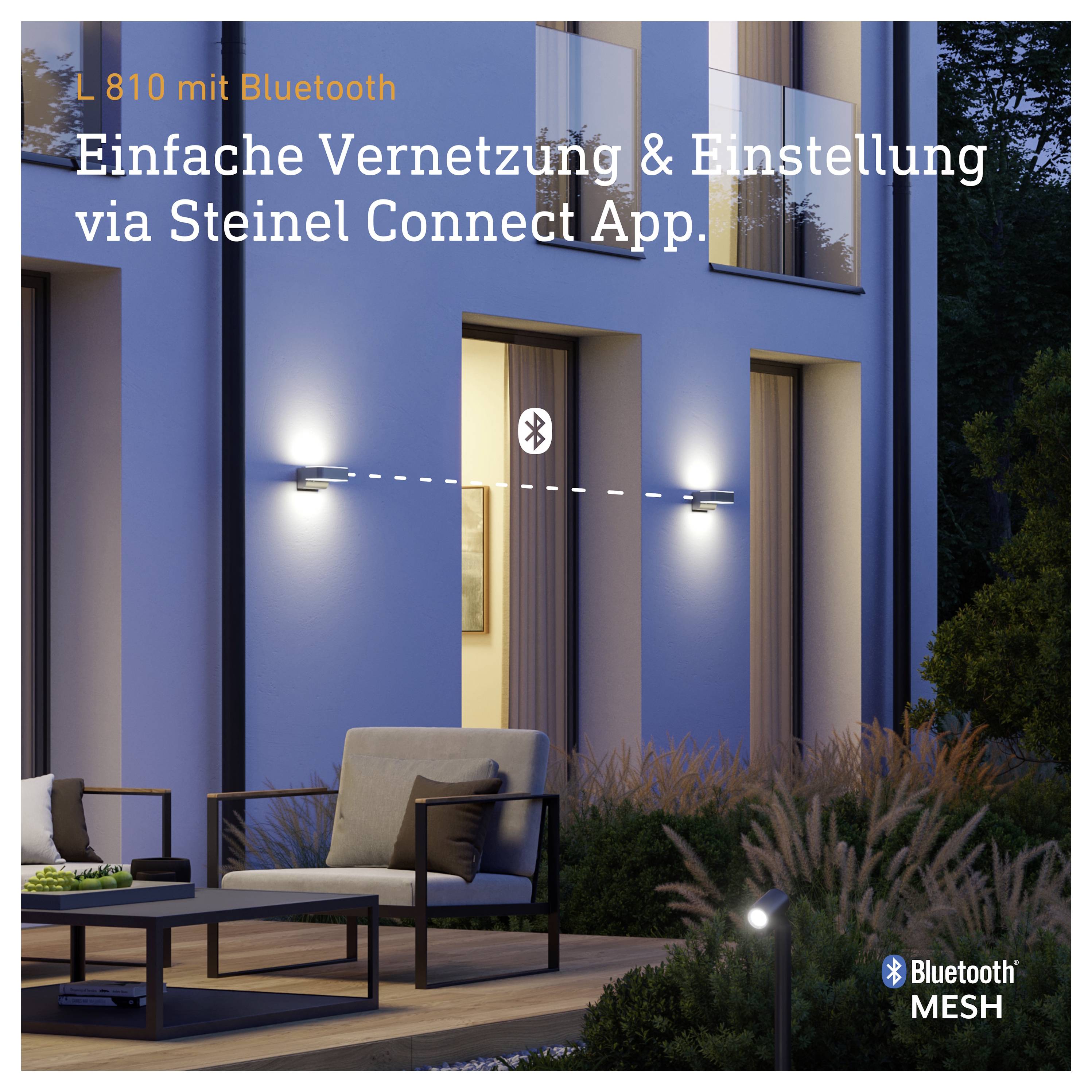 Pubblicità per L 810 con Bluetooth: Lampada esterna su moderna facciata di casa, connessa e regolabile tramite l'app Steinel Connect; Bluetooth Mesh.