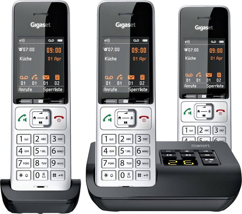 Tre telefoni cordless con stazione base. I display mostrano ora, data, chiamate e opzioni di menu. Telefono principale nella sua base di ricarica.