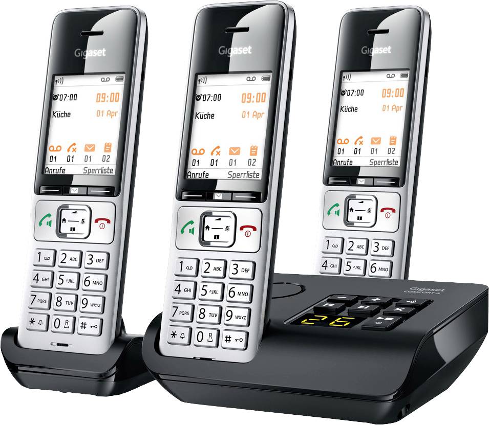 Tre telefoni cordless color argento e nero su una stazione di ricarica, con display digitale. Sul display sono visualizzati data, ora e opzioni di chiamata.