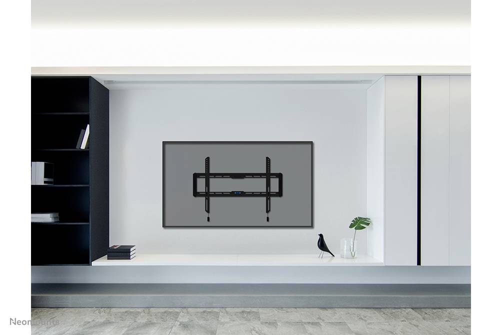 Un ambiente abitativo elegante e moderno con un televisore montato a parete senza schermo. Un uccello decorativo accanto.