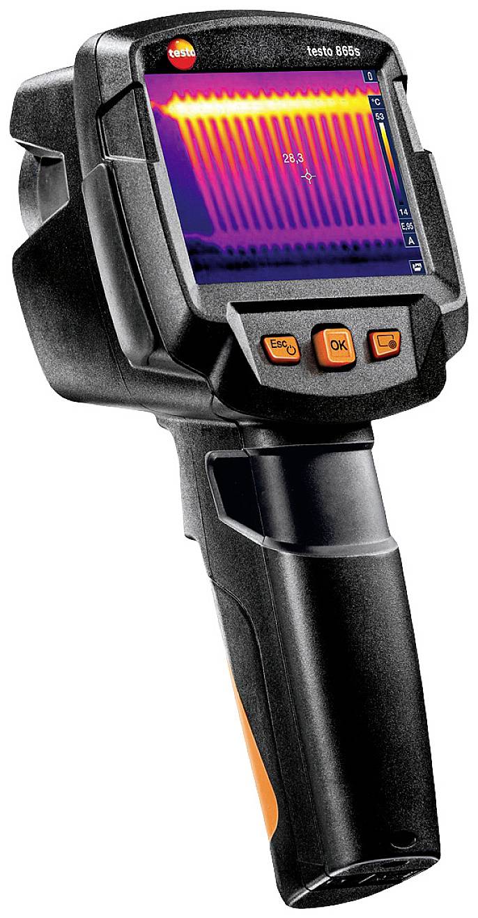 Termocamera mostra un'immagine termica a strisce sullo schermo. Dispositivo con involucro nero e comandi arancioni.