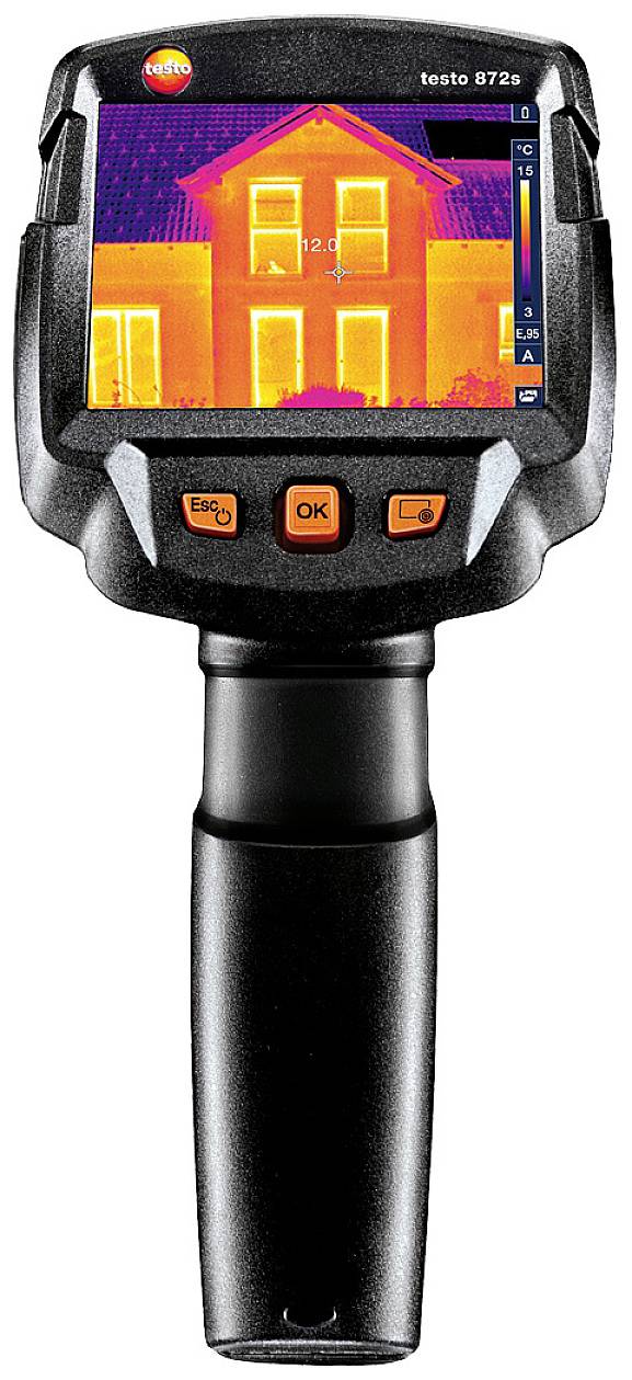 Una termocamera mostra una casa con aree giallo-rosse che rappresentano perdite di calore. La telecamera ha un display e comandi.