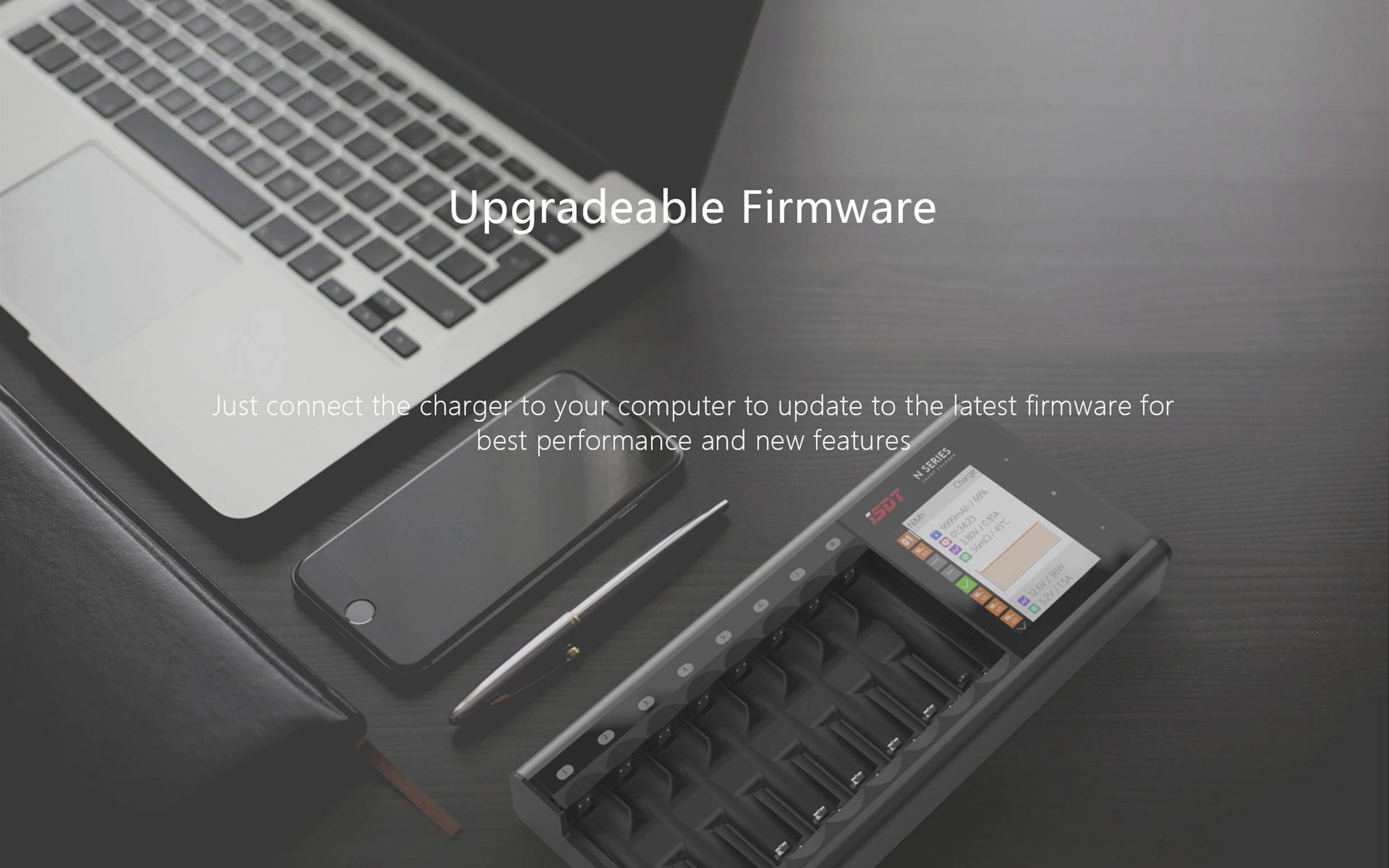 Un caricabatterie con uno schermo digitale accanto a un laptop e uno smartphone. Testo: 'Firmware Aggiornabile' e istruzioni per l'aggiornamento del firmware.