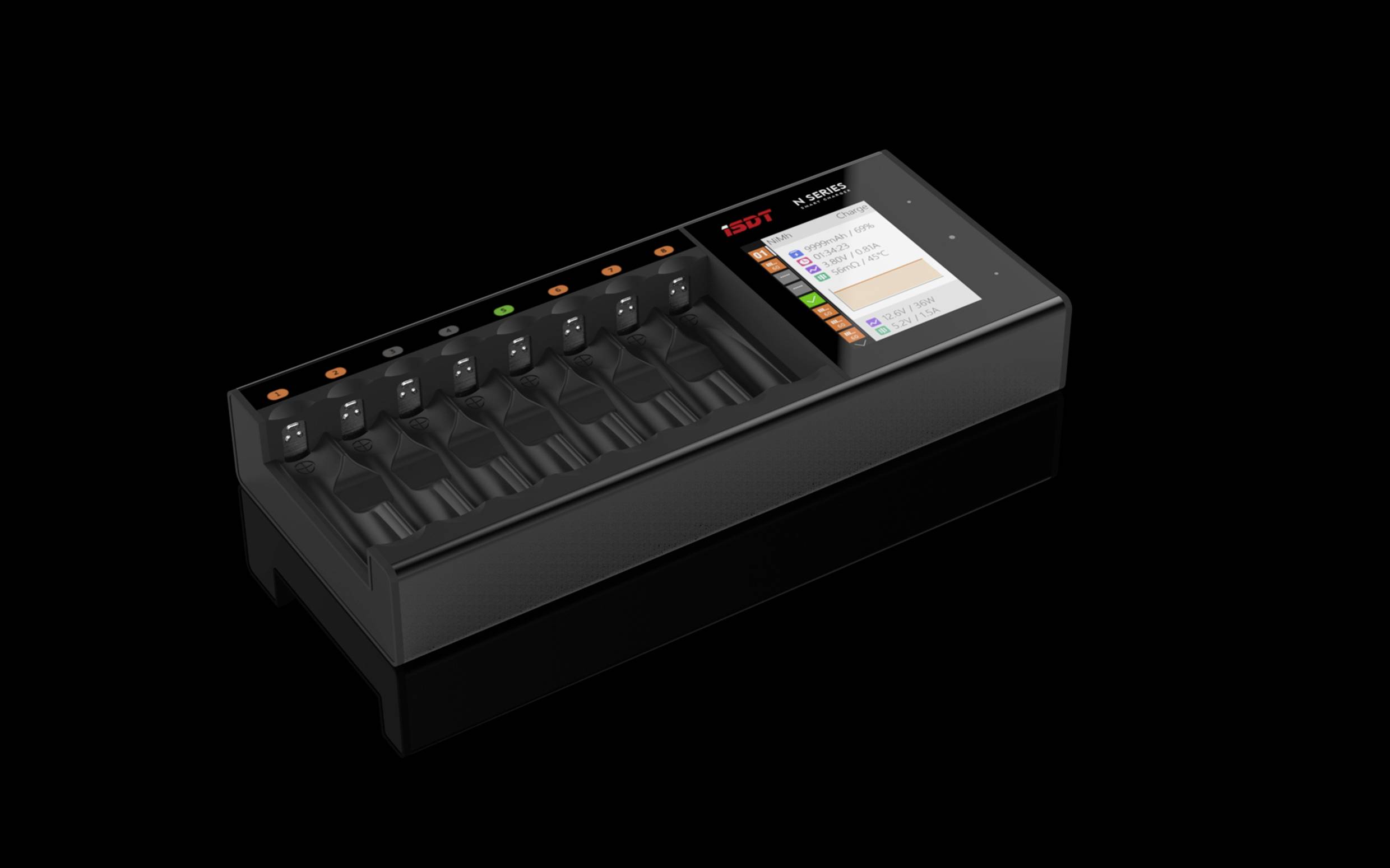 Un caricabatterie con display che mostra diversi vani batteria e indicatori di stato.