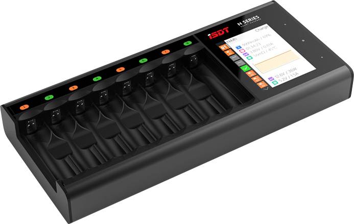 Caricabatterie con display digitale, che mostra le informazioni di carica per nove batterie in slot separati.