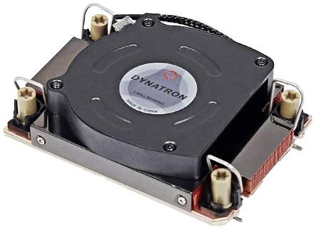 Ventola con base in rame e fermagli metallici, contrassegnata con 'Dynatron'. Utilizzata per raffreddare processori di computer.