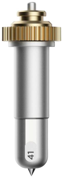 Un coltello d'argento inserito in una impugnatura dorata, con il numero '41' sul lato.