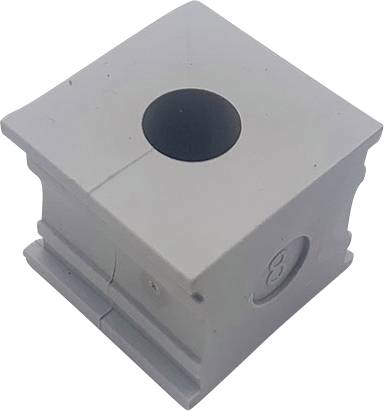 Blocco metallico grigio a forma di cubo, con un foro circolare centrale e un numero inciso su un lato.