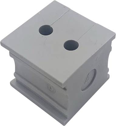 Blocco grigio, quadrato, in plastica con due fori circolari sulla superficie superiore e scanalature visibili lateralmente.