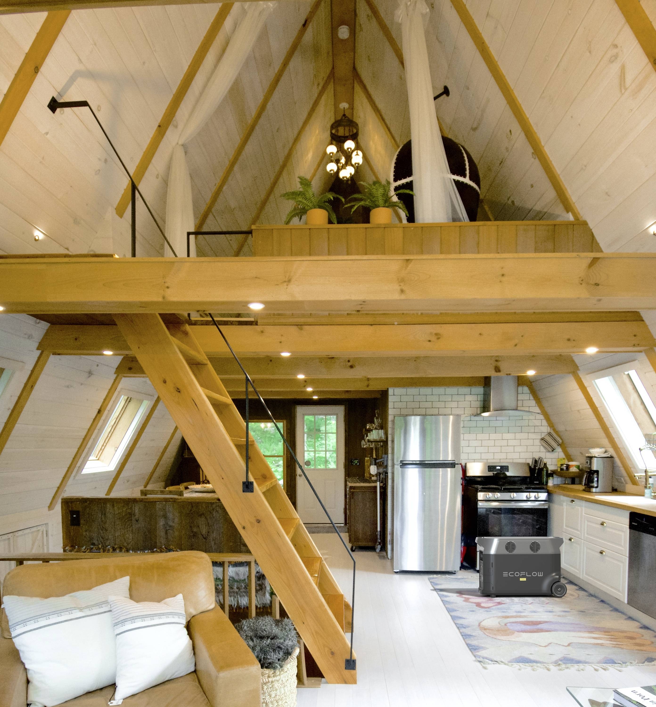 Una casa luminosa e moderna in stile A-frame con travi di legno. Una scala conduce al soppalco. Al piano inferiore si trovano una cucina e un soggiorno.