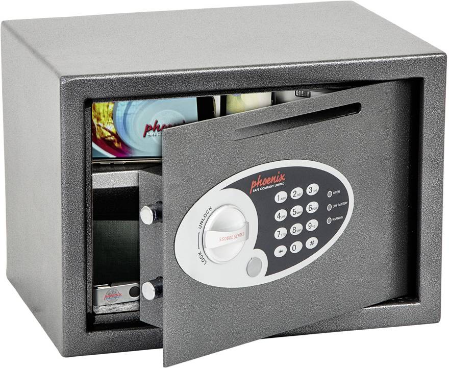 Un cassaforte aperta con tastierino numerico digitale, riempita con documenti e oggetti di valore.