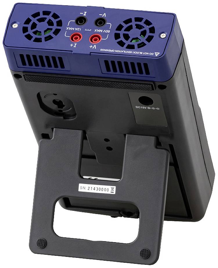 Un caricabatterie alimentato a batteria con parte superiore blu e involucro nero, che mostra feritoie di ventilazione e connessioni elettriche.